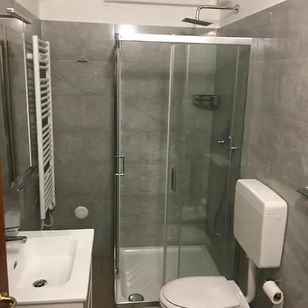 Micki 1 E Apartment